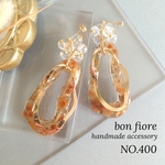 大ぶりフープのお花レジンピアス/イヤリング/金属アレルギー対応／ハンドメイドピアス (レジン 花 ピンク 大ぶり ミモザ) 