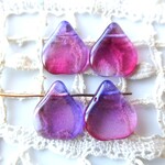 赤紫の花びら　チェコビーズ２個
