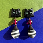 ラスト❣️モダン黒猫 と糸巻き玉 vintageビーズピアス⭐️イヤリング 猫 黒猫 にゃんこ 猫ピアス ねこ 個性的 アンティーク レトロ 古着 モダンレトロ 猫モチーフ 樹脂粘土