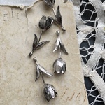 【2個】27×11mm/ﾌﾟﾗﾁﾅﾒｯｷ/シルバー/チューリップチャーム