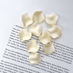 10pcs[25mm  アイボリー] マットペタル　花びら　チャーム[トップ穴]  a217