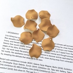 10pcs[25mm  オレンジブラウン] マットペタル　花びら　チャーム[トップ穴]  a316