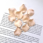 10pcs[25mm  ナチュラルベージュ] マットペタル　花びら　チャーム[トップ穴]  a214