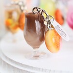 チョコレートドリンクとドーナツのチャーム