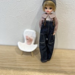 デニムサロペット　ブラウス　ニット帽　ピアス