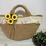 ♪フリンジ付き麻ひもかごバッグ　ひまわりのコサージュと♪