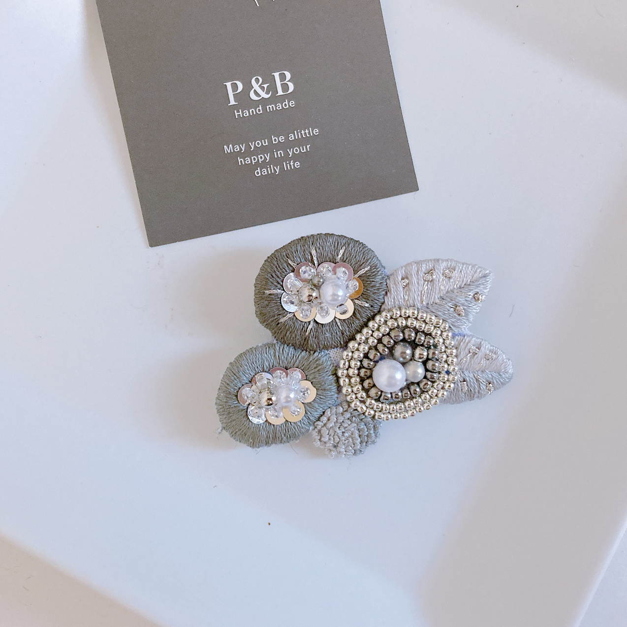 注釈【人気】ミモザとパールのビーズ刺繍ミニブローチ - P＆B