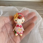 タティングレースのお花を付けたお人形さん