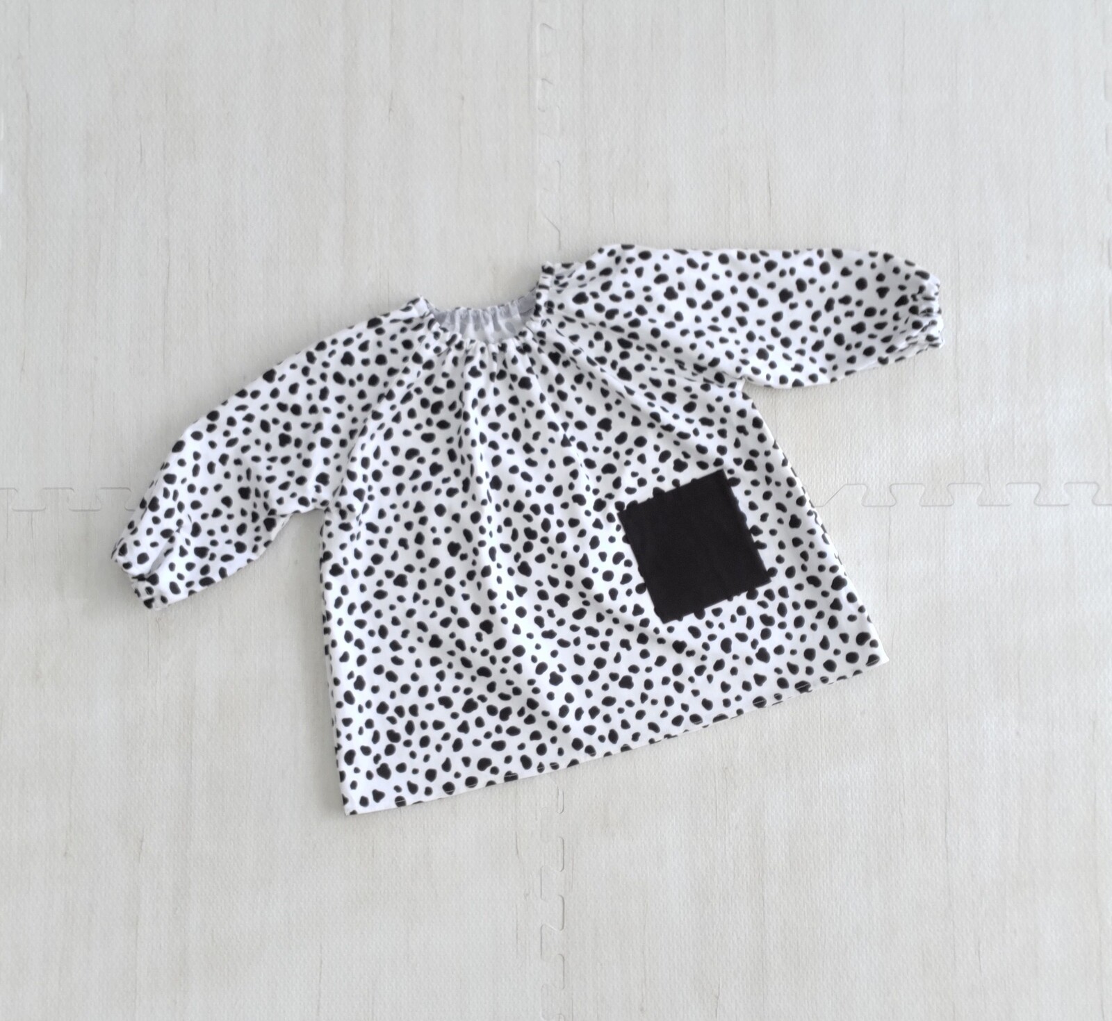 半袖スモック　ベージュ×トリコロール水玉　サイズ110 半袖スモックベージュ×トリコロール水玉サイズ110