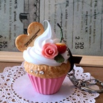 スイーツデコ☆バラとさくらんぼのカップケーキのキーホルダー