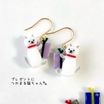 藤紫色のプレゼントにしがみつく猫ちゃん【白猫ポインテッド】ピアス／イヤリング