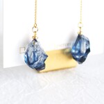 真夜中の氷粒〔ノンホールピアス / イヤリング / チタンピアス / 樹脂ピアス /  シンプル / レジン / 紺 / 冬 / 氷 / 青 / クリア / 夜 〕       