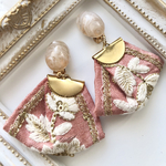 ベージュのマーブルガボション　インド刺繍のイヤリング（ピンク）　シリコンカバーつき