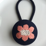 ☆刺繍☆くるみボタンのヘアゴム