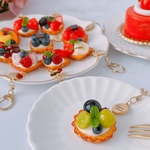 マスカットと巨峰☆タルト キーホルダー ブランドロゴチャーム付☆フェイクスイーツ☆食品サンプル☆スイーツデコ ☆クレイケーキ☆ストロベリー☆キーチャーム