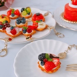 いちごとフルーツいっぱい♡タルト キーホルダー ブランドロゴチャーム付☆フェイクスイーツ☆食品サンプル☆スイーツデコ ☆クレイケーキ☆ストロベリー☆キーチャーム