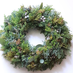 クリスマスにも！年中飾れる針葉樹のリース