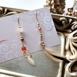 🪶オレンジとアイボリーのピアス/イヤリング　アシンメトリー