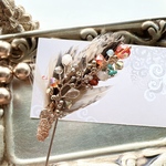 ⭐️new 羽根のピンブローチ　マルチカラーオレンジ小枝