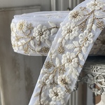 [透け素材ベース] [実物のお色味と違う場合があります] インド刺繍リボン　花　インド刺繍　スパンコール　刺繍リボン　リボン　りぼん　※10月8日よりゆうパケットにて発送