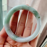 【新入荷】本翡翠保証‼️天然翡翠バングル春帯彩漂陽緑　内径約58.8mm 鑑定書付