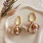 ピンクベージュの大ぶり花びらとパールのイヤーカフ