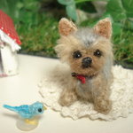 犬　ヨーキー（臥せ）高さ４，５㎝　、ドールハウス、ストラップ
