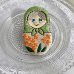 刺繍ブローチ　マトリョーシカ　金木犀