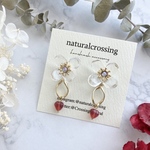 氷のお花と赤いハートチャームのイヤリング/ピアス