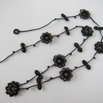 【Hさまオーダー品】まあるいお花のロングネックレス（黒）
