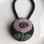 ☆刺繍☆くるみボタンのヘアゴム