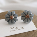 陶器みたいなお花のレジンピアス(イヤリング) くすみブルー