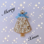 大人のためのキラキラクリスマス🎄✨15個のビジューでキラキラ✨オートクチュールビーズ刺繍のホワイトクリスマスツリー✨ビジュー＆パールブローチ✨