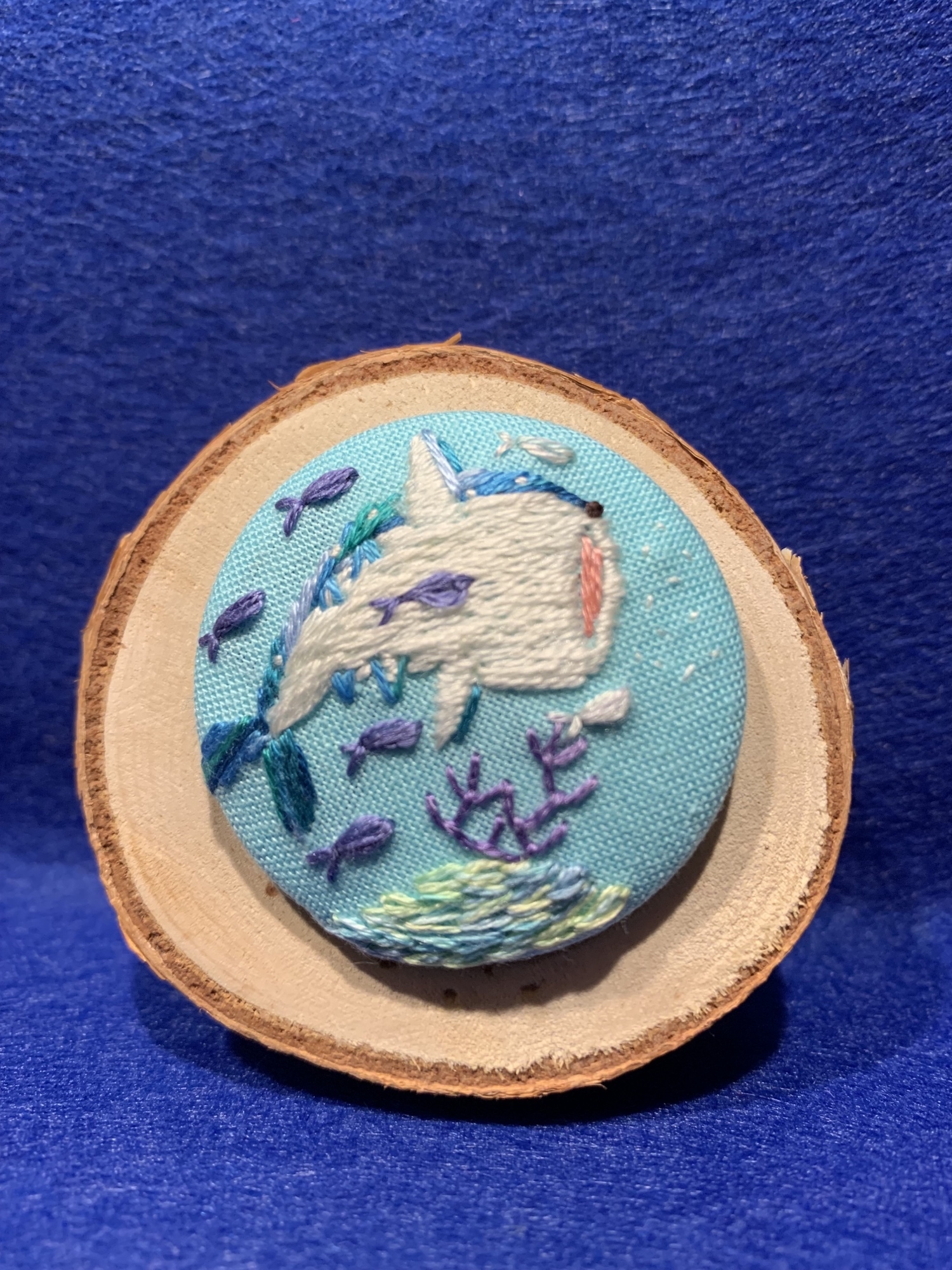 くるみボタン 鳥刺繍 ブローチ or ヘアゴム 鳥と赤い実 北欧刺繍くるみボタンブローチ/ヘアゴム | der Kreis