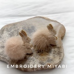 送料無料　ぽんぽんしっぽのうさぎ　ビーズ刺繍ブローチ　　(リュネビル刺繍)