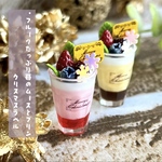 279＊苺のムースとプリン　クリスマスラベル＊　ミニチュア　ドリンク　レジン　シルバニア　ドールハウス　オブジェ