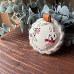 手刺繍と薄ベージュの編みかごの針山さん
