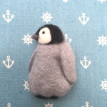 皇帝ペンギン赤ちゃんブローチ　 横向き