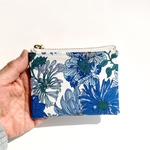 感謝セール品❤️超便利ラミネートミニポーチ　北欧花柄ブルー　　10cmファスナー　裏面クリア生地