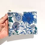 感謝セール品❤️便利ラミネートミニポーチ　北欧花柄ブルー　12cmファスナー　裏面クリア生地