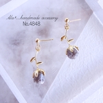 No.4848　大人かわいい立体フラワーグレーパープルバラ　ピアス/イヤリング