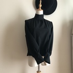 イタリア製ウールストレッチ（黒）で作ったハイネックブラウス