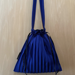 しっとりブループリーツの巾着ショルダーバッグ　
