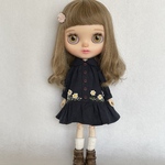 blythe outfit 白いお花刺繍のワンピース(ネイビー)