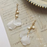 再販×2♪花びらとパールのゆらゆらピアス イヤリング変更無料 花びら パール 桜 さくら すずらん 鈴蘭 フラワー お花 春 お花見 ホワイト 白 揺れるピアス ピアス イヤリング ノンホールピアス 