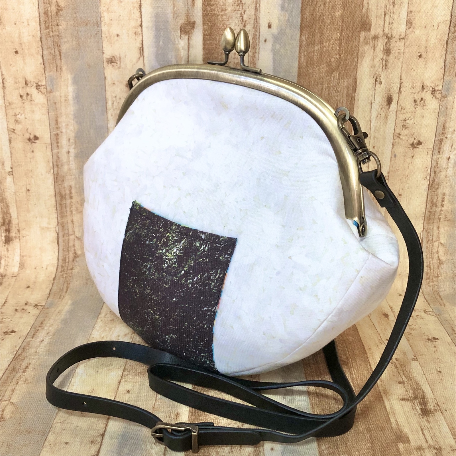 ＊大きなおにぎり型がま口バッグ＊ポケットが可愛いがま口バッグ　ショルダー付き がま口ショルダーバッグ 本物みたいなおにぎり - Que bonita!'S