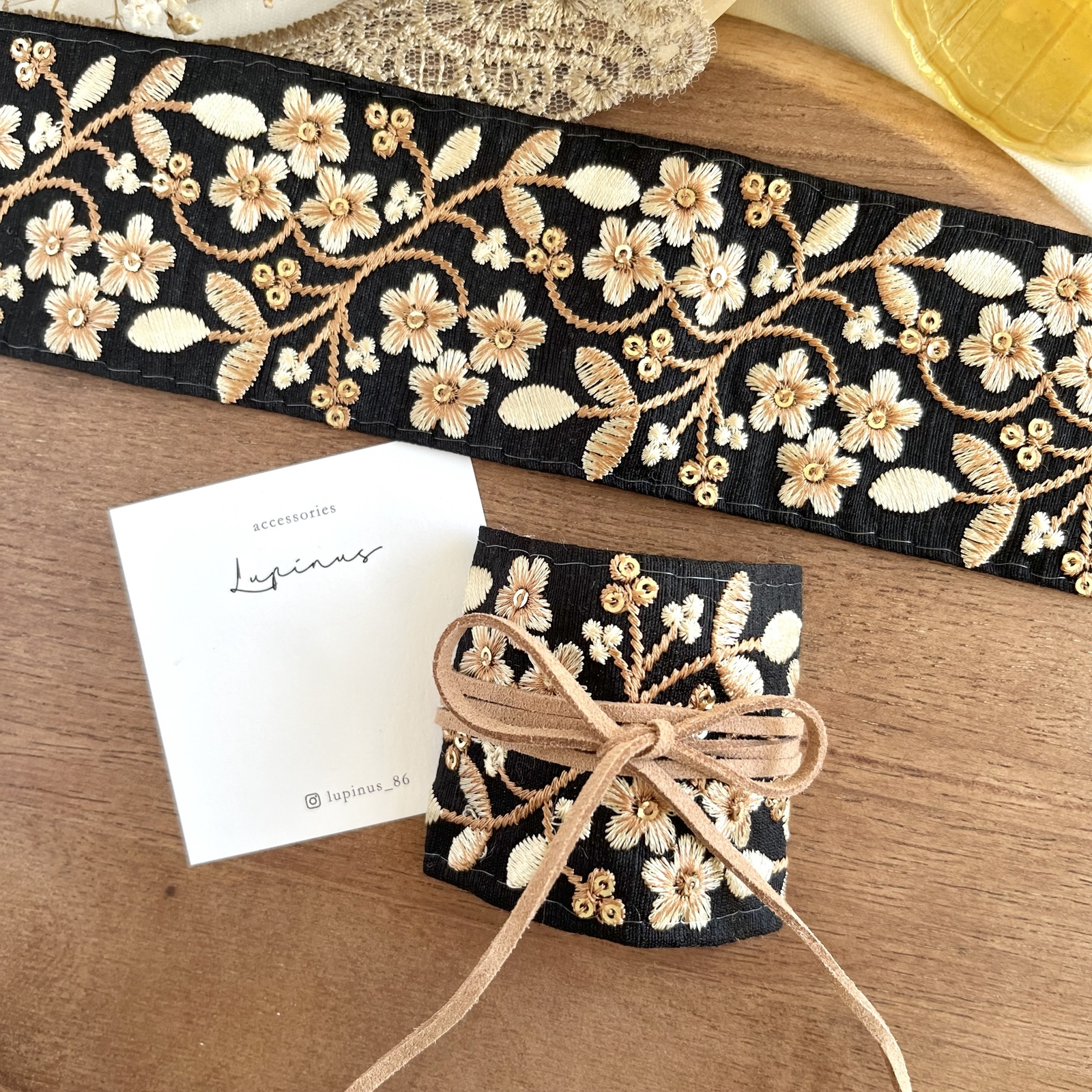 ꕤインド刺繍リボン　ポニーフック　ヘアカフ　ブラック　いちご柄ꕤ ブラック×小花リーフ柄 インド刺繍リボン ポニーフック ヘアカフ