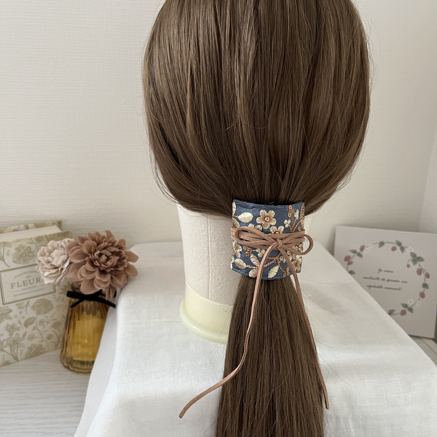 ブルー×小花リーフ柄 インド刺繍リボン ポニーフック ヘアカフ
