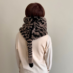 スヌードに化けたサビトラ(しっぽが出てるんじゃない？)