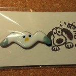 ほのぼのカモメのブローチ〈羽先：ブルーグレー〉（七宝焼き）